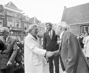 102663 Afbeelding van de aankomst van Koningin Juliana in de Lange Nieuwstraat te Utrecht, ter gelegenheid van de ...